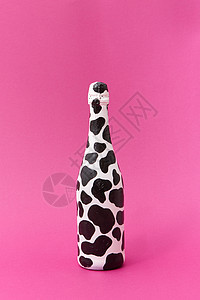 创意白色油漆香槟瓶与黑点个热粉色背景,地点为文字极简主义白色油漆酒瓶黑点图片