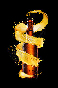 创意璃瓶与水滴表与黄色螺旋飞溅它周围的黑色背景,璃瓶与螺旋啤酒飞溅图片