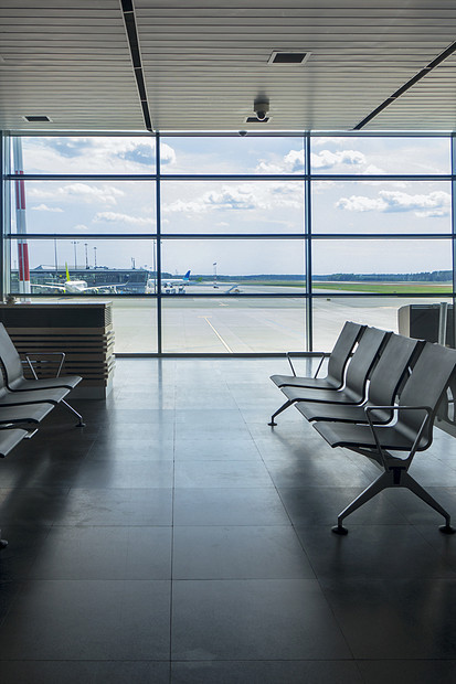机场等候大厅,空扶手椅,等待出发旅行运输机场航站楼内的空椅子,供飞机用图片