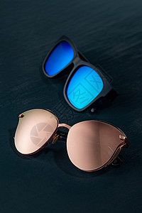 时尚的太阳眼镜,深蓝色背景,保护眼睛的现代配件现代配件太阳镜保护眼睛图片