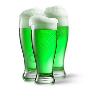 新鲜的天然绿色酒精啤酒饮料三杯白色背景上柔的阴影,快乐的帕特里克节白色眼镜上的含酒精的绿色啤酒图片