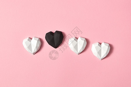 情人节的创造构图,石膏白色的心个黑色的浅粉色背景,贺卡带石膏小心脏的节日图案图片