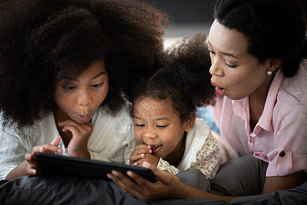 母亲孩子都喜欢平板电脑上看电影,非洲人图片