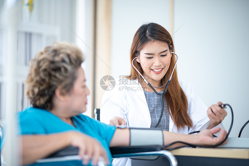 亚洲老妇女接受专家医生的体检图片