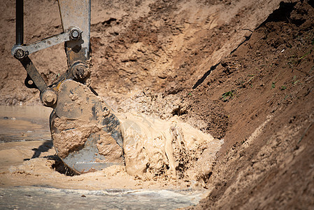 挖掘机与土壤水工作,土方工程期间图片