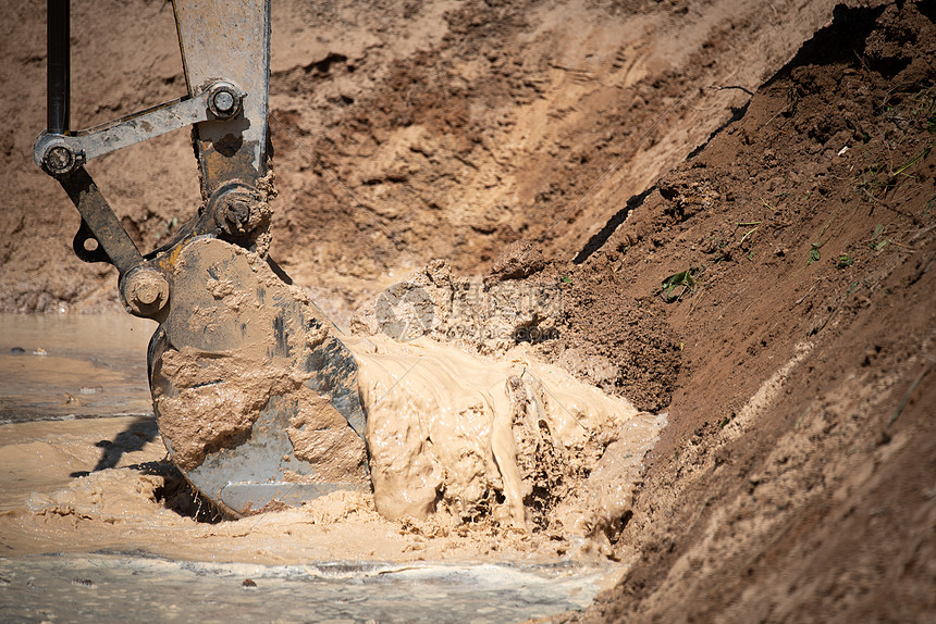 挖掘机与土壤水工作,土方工程期间图片