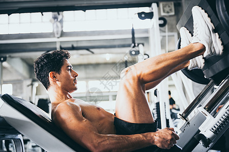 强壮的男人体育健身房锻炼图片