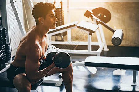 强壮的男人体育健身房锻炼图片