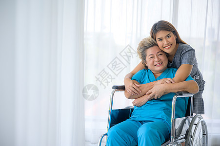 亚洲女儿护理助理,帮助支持老年女子母亲图片