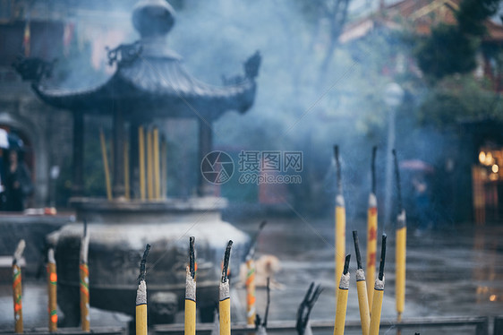 香港寺庙里的香炉图片