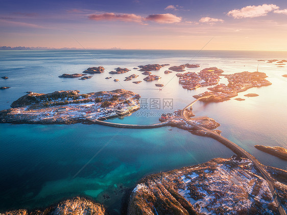 小岛的鸟瞰,海上的桥梁雪山洛芬,挪威亨宁斯娃冬天的日落景观与碧水,天空与云,岩石,建筑物,道路的风景图片