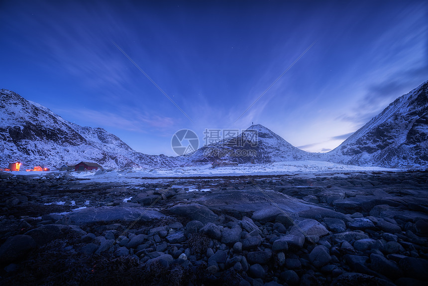蓝天,星星云彩岩石海滩雪覆盖的山脉夜间洛芬岛,挪威美丽的冬季景观与石头,雪石,建筑物黄昏美丽的自然图片