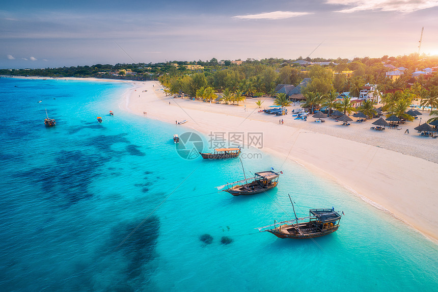 ‘~日落时,热带海岸的渔船与白色沙滩的鸟瞰印度洋的暑假,桑给巴尔景观船,棕榈树,透明的碧水的风景  ~’ 的图片