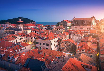 克罗地亚杜布罗夫尼克日落时红色屋顶的房屋的鸟瞰图欧洲老城美丽建筑的顶级景观城市灯光,历史中心,建筑物蓝天黄昏的夏天图片