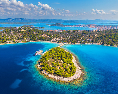 鸟瞰美丽的小岛海湾阳光明媚的天,莫尔特,克罗地亚透明的蓝色水,绿树,山,沙滩,船游艇的顶部景观热带景观图片