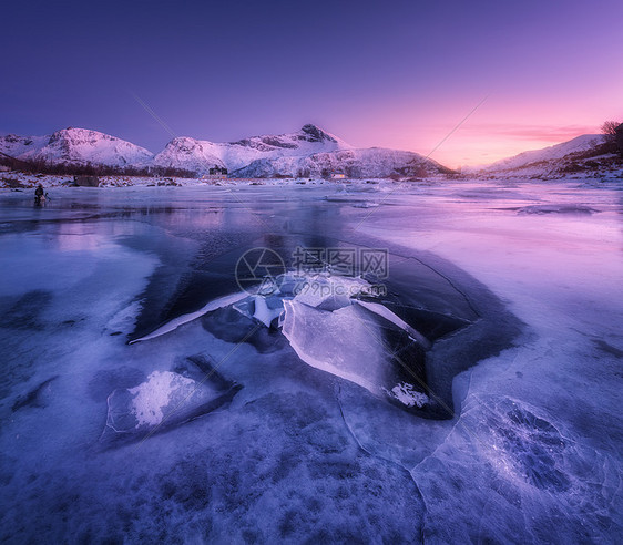 雪山,蓝色的大海霜冻的海岸,挪威洛芬岛五颜六色的日落时,水紫色的天空中反射冬天的景观雪覆盖的岩石,峡湾冰晚上图片