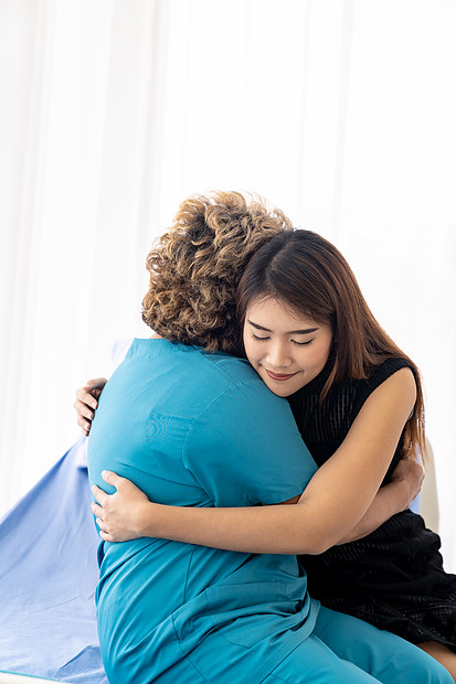 可爱的小女儿拥抱她快乐的迈的母亲带着爱家