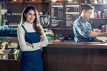 自助餐厅咖啡馆的亚洲轻业主的肖像,站咖啡店的咖啡师酒吧前,员工后台工作用于企业家创业中小企业图片