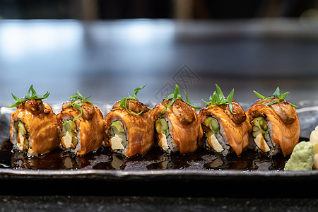 三文鱼鹅肝卷,融合日本料理食品图片