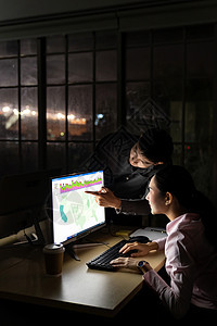 轻的亚洲商人与大学讨论深夜办公室用台式电脑工作的问题用努力工作工作图片