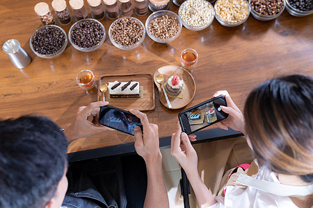 两位轻的亚洲业主企业家博客的顶级观点,回顾咖啡馆咖啡店的社交媒体线营销咖啡馆用于启动小企业营销消费主义图片