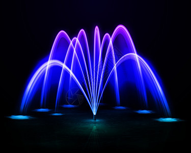 美丽的彩色舞蹈户外喷水喷泉暗夜背景现实矢量插图五颜六色的喷泉现实形象图片