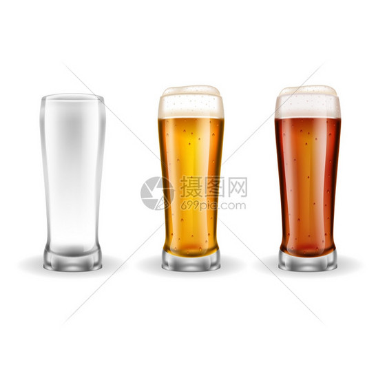 三杯透明的啤酒三个透明的真实眼镜,浅金色白色背景矢量插图图片