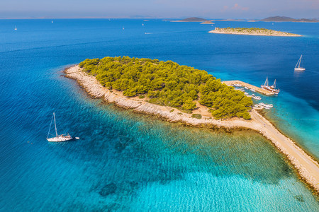 夏季阳光明媚的海湾中美丽小岛空中观光景象图片