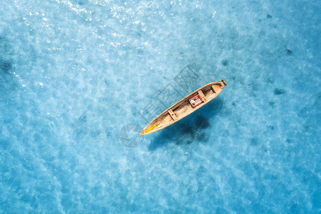 印地安海有独木舟和清海的风景图片