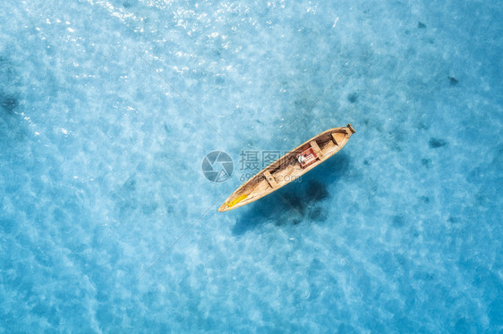 印地安海有独木舟和清海的风景图片