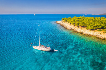 夏季在Croati的阳光明媚天气中海美丽的帆船和小岛风景绿色蓝水树沙滩游艇的顶层风景图片