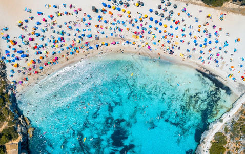 沙滩空中观光在海边游泳的人图片素材