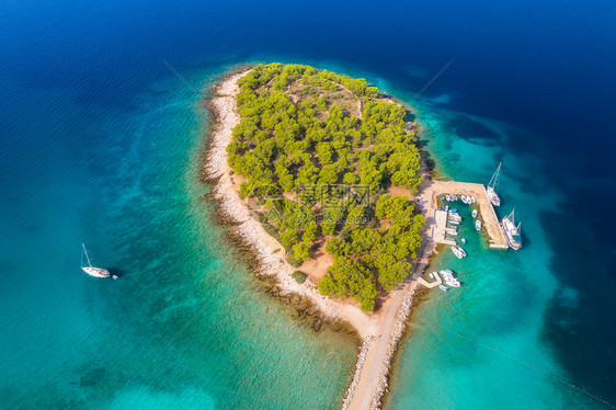 夏日阳光明媚的海湾中美丽小岛空中景象图片