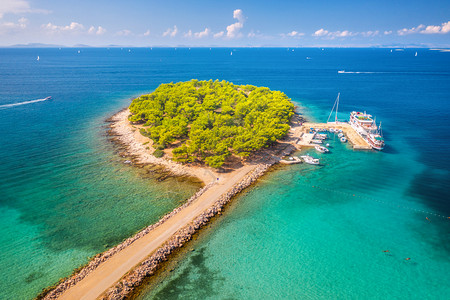 夏日阳光明媚的海湾中美丽小岛空中景象图片