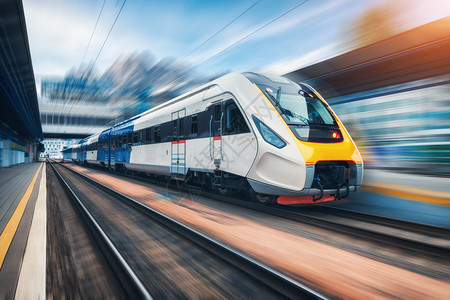 过境客运列车对铁路平台产生运动模糊效应设计图片