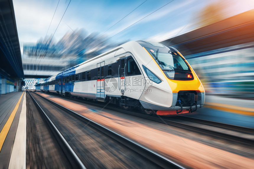 客运列车对铁路平台产生运动模糊效应图片
