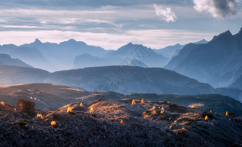 秋季山谷美丽的日落风景图片