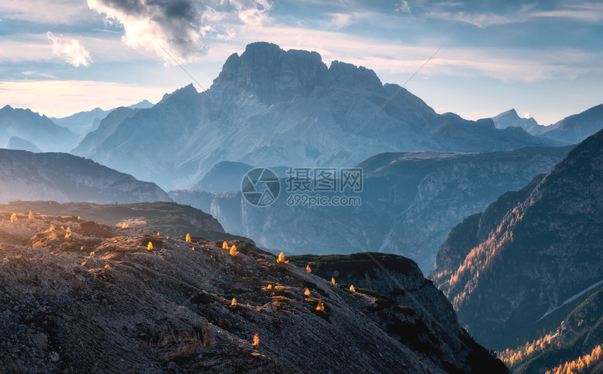 秋天日落时阳光照亮的山峡图片