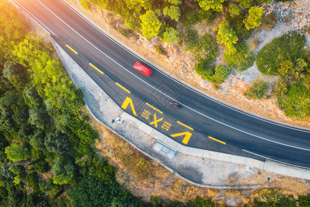 夏季日落时美丽的绿林中道路图片