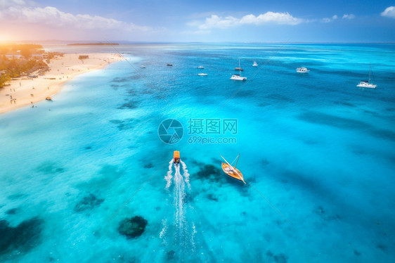 游艇热带海岸的渔船和日落时的沙滩图片