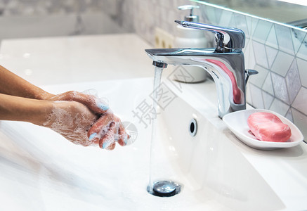 肥皂泡沫女孩在洗手预防冠状爆发的卫生经常用洗手保护19种流行病背景