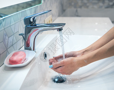 女孩在洗手预防冠状爆发的卫生经常用洗手保护19种流行病图片