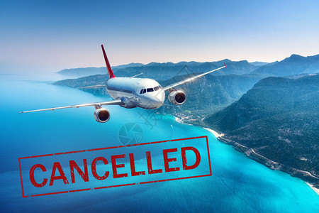 取消在欧洲Asia和u机场的航班取消旅行流的冠状在热带海岸上空飞行的客机携带文字covid19图片