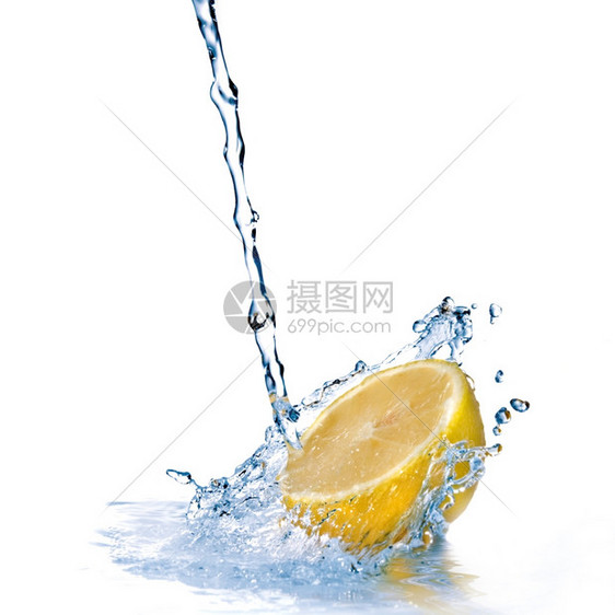 淡水滴在白孤立的柠檬上图片