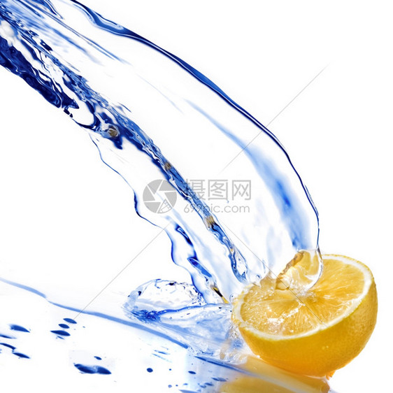 淡水滴在白孤立的柠檬上图片