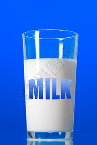 玻璃中的牛奶蓝色时隔绝图片