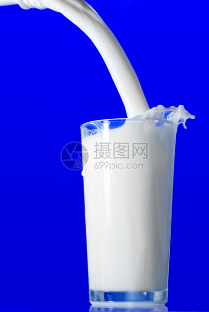 蓝色背景的牛奶图片