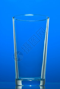 蓝色时隔离的空玻璃杯图片