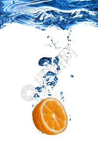 新鲜橙子掉入水中白色上隔着泡图片