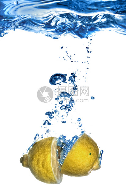 新鲜柠檬掉入水中白色的泡被隔绝图片